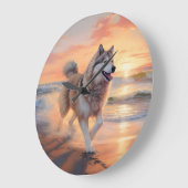 Sandy Paws Alaskan Malamute Hond op Strand Zonsond Grote Klok (Hoek)