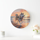 Sandy Paws Alaskan Malamute Hond op Strand Zonsond Grote Klok (Huis)