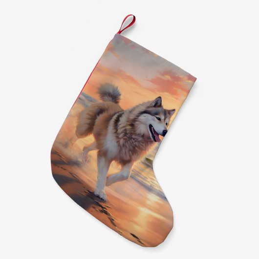 Sandy Paws Alaskan Malamute Hond op Strand Zonsond Kleine Kerstsok (Voorkant (Hangend))