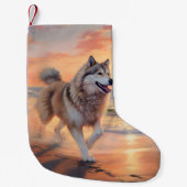 Sandy Paws Alaskan Malamute Hond op Strand Zonsond Kleine Kerstsok (Voorkant)
