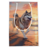 Sandy Paws Alaskan Malamute Hond op Strand Zonsond Medium Cadeauzakje (Voorkant)