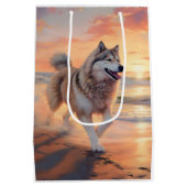 Sandy Paws Alaskan Malamute Hond op Strand Zonsond Medium Cadeauzakje (Achterkant)