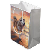 Sandy Paws Alaskan Malamute Hond op Strand Zonsond Medium Cadeauzakje (Achterkant Gekanteld)