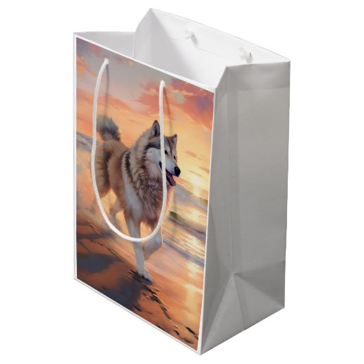Sandy Paws Alaskan Malamute Hond op Strand Zonsond Medium Cadeauzakje (Achterkant Gekanteld)