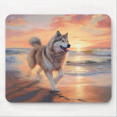 Sandy Paws Alaskan Malamute Hond op Strand Zonsond Muismat (Voorkant)