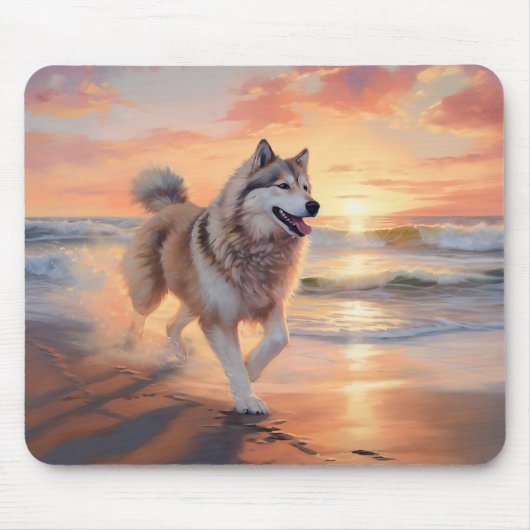 Sandy Paws Alaskan Malamute Hond op Strand Zonsond Muismat (Voorkant)
