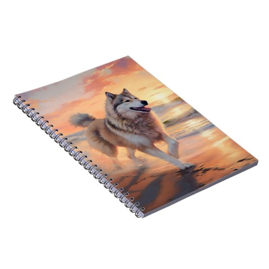 Sandy Paws Alaskan Malamute Hond op Strand Zonsond Notitieboek (Rechterzijde)