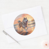 Sandy Paws Alaskan Malamute Hond op Strand Zonsond Ronde Sticker (Envelop)