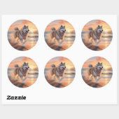 Sandy Paws Alaskan Malamute Hond op Strand Zonsond Ronde Sticker (Vel)