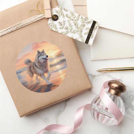 Sandy Paws Alaskan Malamute Hond op Strand Zonsond Ronde Sticker (Geschenken)