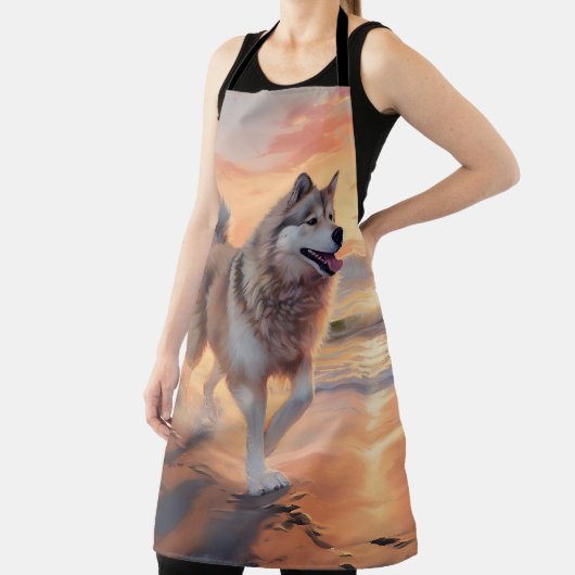 Sandy Paws Alaskan Malamute Hond op Strand Zonsond Schort (Insitu)