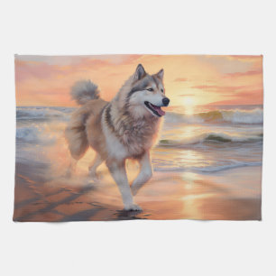 Sandy Paws Alaskan Malamute Hond op Strand Zonsond Theedoek