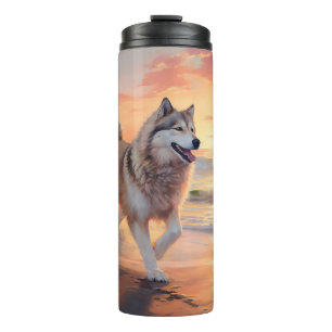 Sandy Paws Alaskan Malamute Hond op Strand Zonsond Thermosbeker