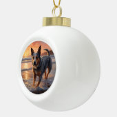 Sandy Paws Australian Cattle Dog op het strand zon Keramische Bal Ornament (Rechts)