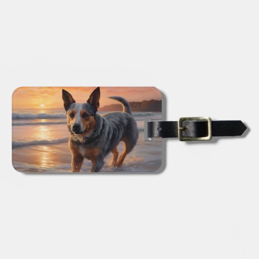 Sandy Paws Australische vee hond op strand zonsond Bagagelabel (Voorkant horizontaal)