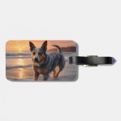 Sandy Paws Australische vee hond op strand zonsond Bagagelabel (Achterkant horizontaal)