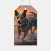 Sandy Paws Australische vee hond op strand zonsond Cadeaulabel (Achterkant)