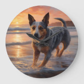 Sandy Paws Australische vee hond op strand zonsond Grote Klok (Voorkant)