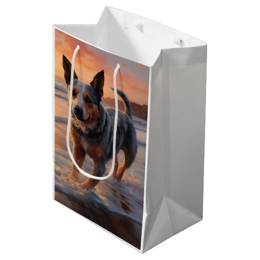 Sandy Paws Australische vee hond op strand zonsond Medium Cadeauzakje (Voorkant Gekanteld)