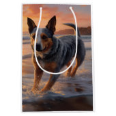 Sandy Paws Australische vee hond op strand zonsond Medium Cadeauzakje (Voorkant)