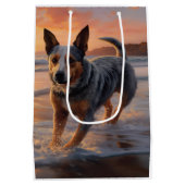 Sandy Paws Australische vee hond op strand zonsond Medium Cadeauzakje (Achterkant)