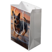 Sandy Paws Australische vee hond op strand zonsond Medium Cadeauzakje (Achterkant Gekanteld)