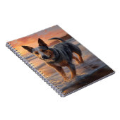 Sandy Paws Australische vee hond op strand zonsond Notitieboek (Rechterzijde)