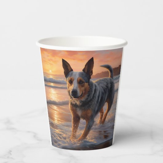 Sandy Paws Australische vee hond op strand zonsond Papieren Bekers (Achterkant)