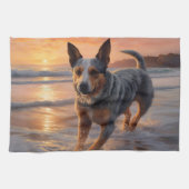 Sandy Paws Australische vee hond op strand zonsond Theedoek (Horizontaal)