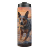 Sandy Paws Australische vee hond op strand zonsond Thermosbeker (Voorkant)