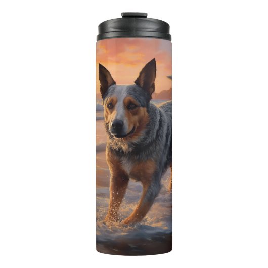 Sandy Paws Australische vee hond op strand zonsond Thermosbeker (Voorkant)