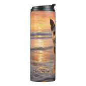 Sandy Paws Australische vee hond op strand zonsond Thermosbeker (Gedraaid links)