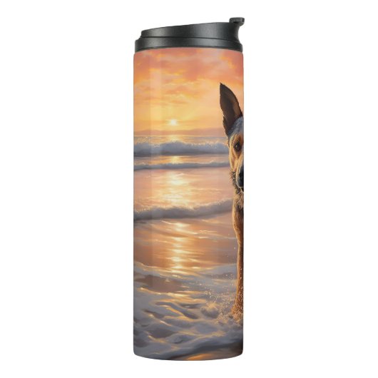 Sandy Paws Australische vee hond op strand zonsond Thermosbeker (Gedraaid links)