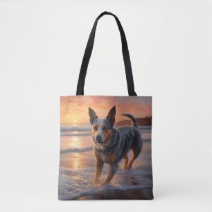 Sandy Paws Australische vee hond op strand zonsond Tote Bag