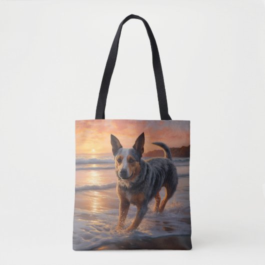 Sandy Paws Australische vee hond op strand zonsond Tote Bag (Voorkant)