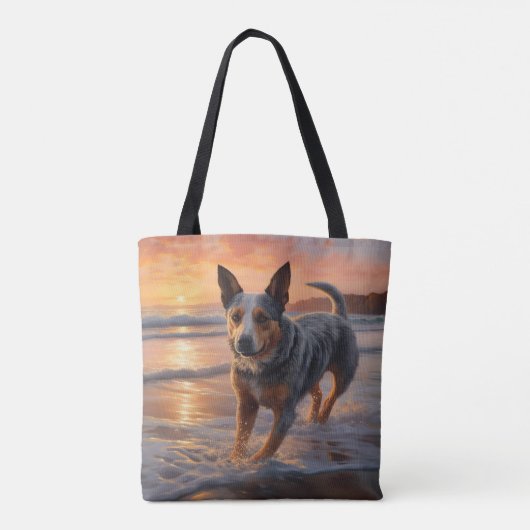 Sandy Paws Australische vee hond op strand zonsond Tote Bag (Achterkant)