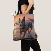 Sandy Paws Australische vee hond op strand zonsond Tote Bag (Dichtbij)