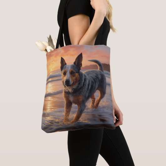 Sandy Paws Australische vee hond op strand zonsond Tote Bag (Dichtbij)