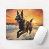 Sandy Paws Belgische Malinois-hond op het strand b Muismat (Met muis)
