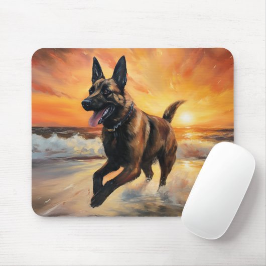 Sandy Paws Belgische Malinois-hond op het strand b Muismat (Met muis)