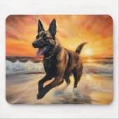 Sandy Paws Belgische Malinois-hond op het strand b Muismat (Voorkant)