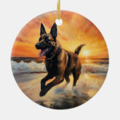 Sandy Paws Belgische Malinois Hond op Strand Zonso Keramisch Ornament (Achterkant)