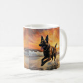 Sandy Paws Belgische Malinois Hond op Strand Zonso Koffiemok (Voorkant rechts)