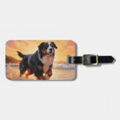 Sandy Paws Berner Berghond op Strand Zonsondergang Bagagelabel (Voorkant horizontaal)