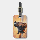 Sandy Paws Berner Berghond op Strand Zonsondergang Bagagelabel (Voorkant verticaal)