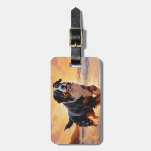 Sandy Paws Berner Berghond op Strand Zonsondergang Bagagelabel (Voorkant verticaal)