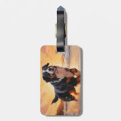 Sandy Paws Berner Berghond op Strand Zonsondergang Bagagelabel (Achterkant verticaal)