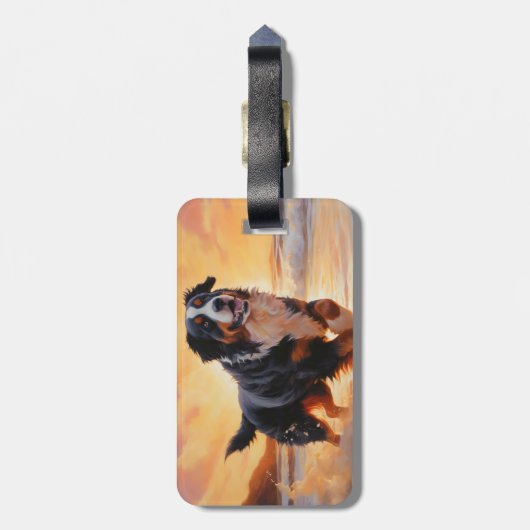 Sandy Paws Berner Berghond op Strand Zonsondergang Bagagelabel (Achterkant verticaal)