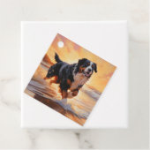 Sandy Paws Berner Berghond op Strand Zonsondergang Bedankjes Labels (In situ)