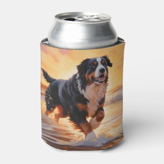 Sandy Paws Berner Berghond op Strand Zonsondergang Blikjeskoeler (Blikje Voorkant)